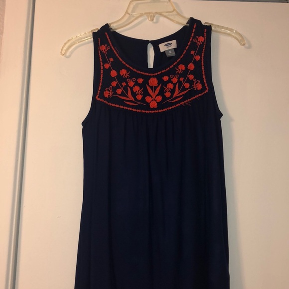 Old Navy Tops - Old Navy flowy navy with red flowers tee